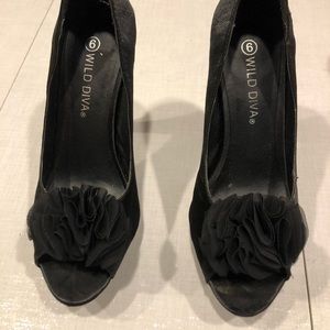 Wild Diva Black satin platform peep toe pump sz6